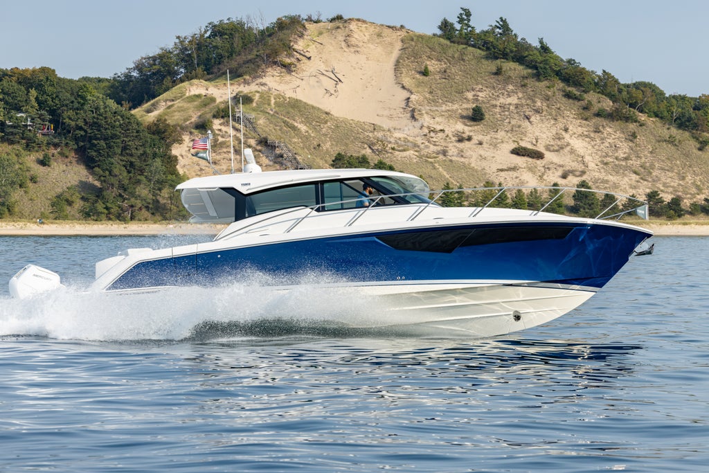 Tiara Yachts 43 LE Running to Starboard -&nbsp;Hull Color: Viper Blue
