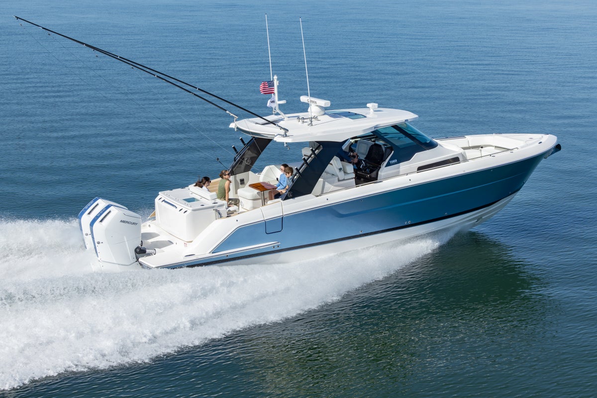 Tiara Yachts 39 LS running, Silver Lake hull with Black bootline