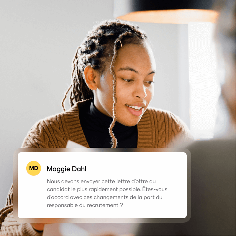 Une notification invite un utilisateur à examiner les modifications apportées par l’équipe de recrutement à une lettre d’offre d’emploi avant qu’elle ne soit envoyée au candidat pour signature.
