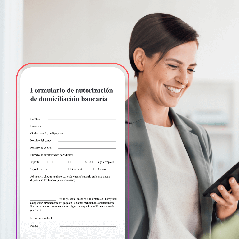 Mujer sonriendo y mirando el teléfono.