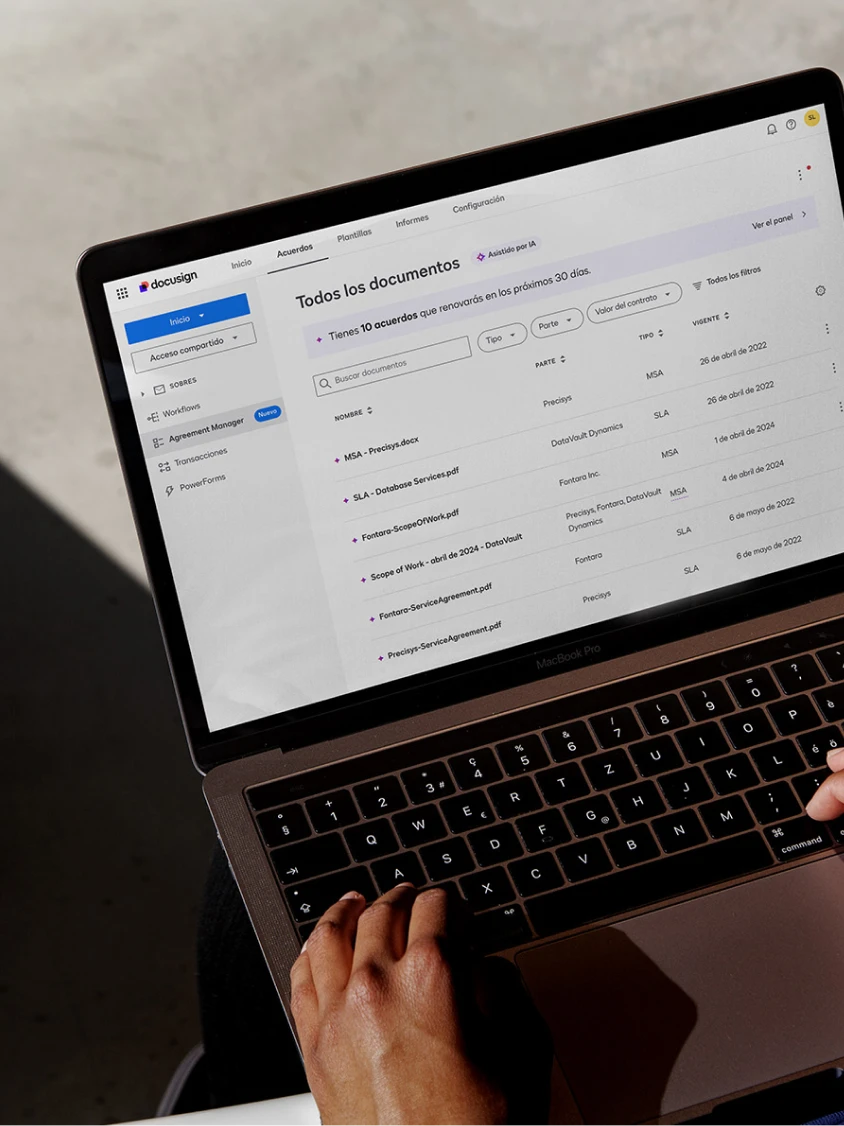 Laptop mostrando la interfaz de usuario del Administrador de Acuerdos.