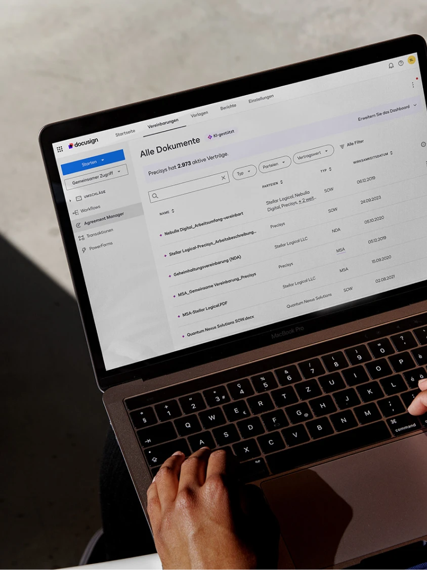 Laptop zeigt die Benutzeroberfläche des Vertragsmanagers.