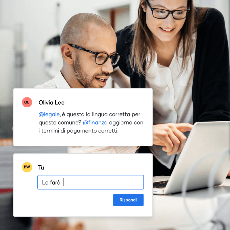 Due persone che guardano un computer portatile e conversano in chat