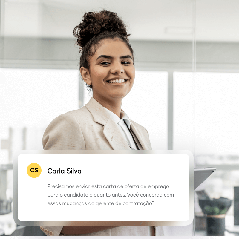 Uma notificação solicita que um usuário revise as alterações feitas pela equipe de contratação em uma carta de oferta de emprego antes que ela seja enviada ao candidato para assinatura.