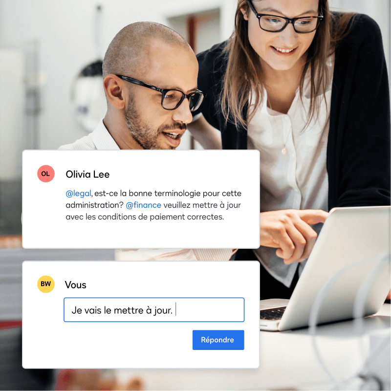 Deux personnes regardant un ordinateur portable avec une conversation en ligne