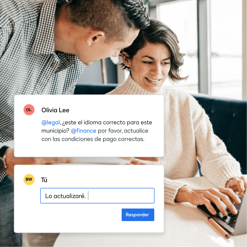 Dos personas viendo una computadora portátil con una conversación por chat