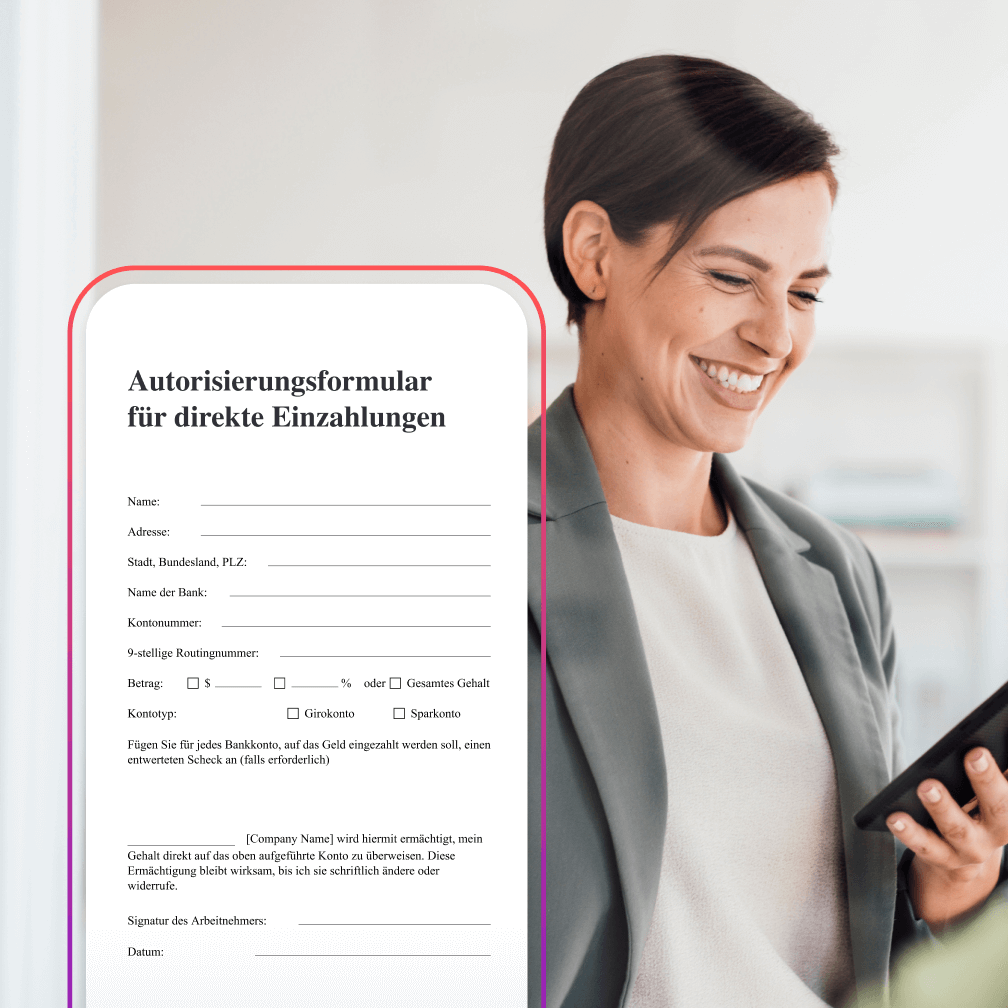 Frau lächelt und schaut auf ihr Telefon.