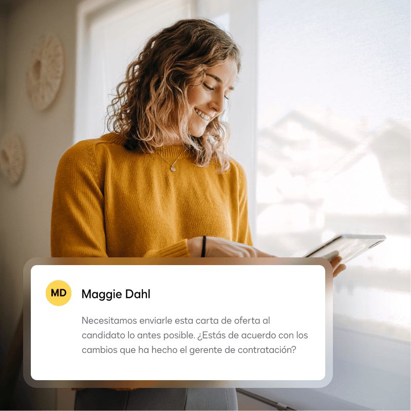 Una notificación le solicita a la usuaria que revise los cambios realizados por el equipo de Contratación en una carta de oferta de trabajo antes de enviarla a la persona candidata para que la firme.