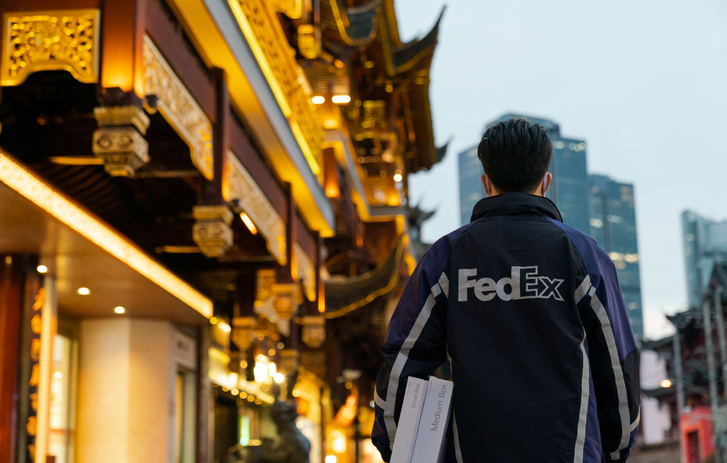 FedEx Kurier mit Paketen in der Hand