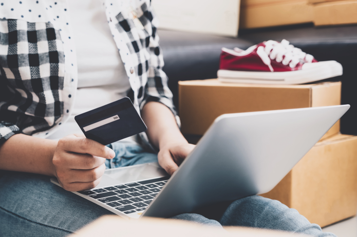 Una mujer con su laptop