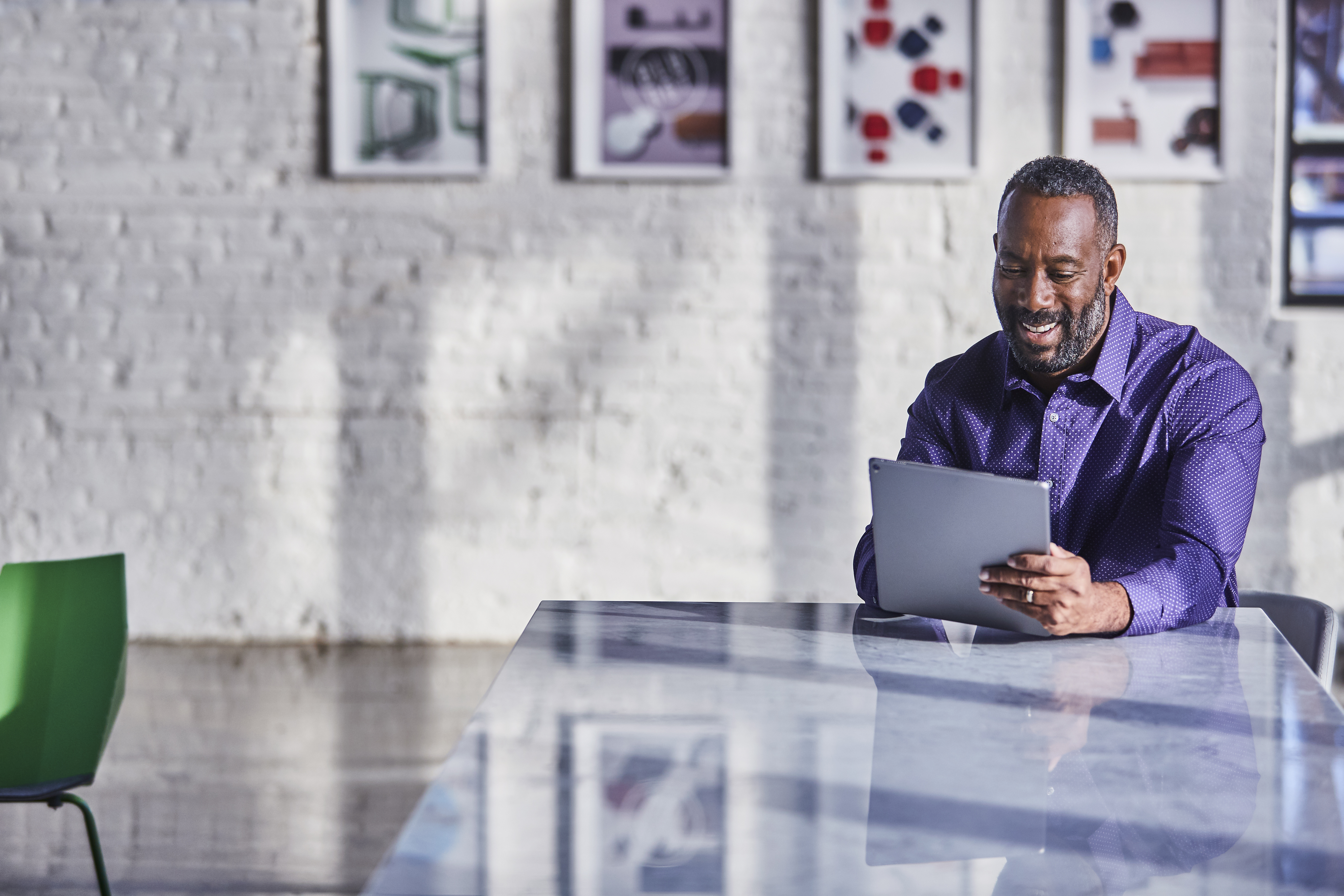 homme au bureau
