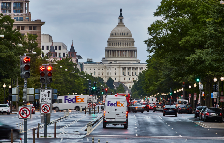 FedEx Transporter fährt auf das Weiße Haus zu