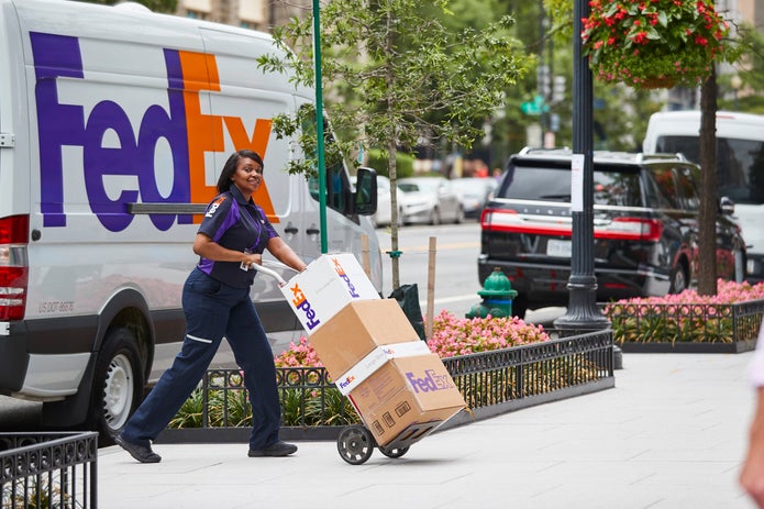 Messager avec des colis FedEx