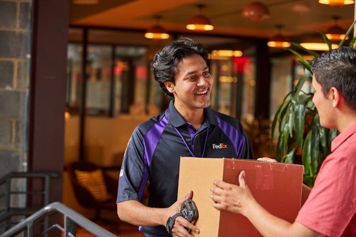 Livraison par FedEx d’un colis nécessitant la signature d’un adulte