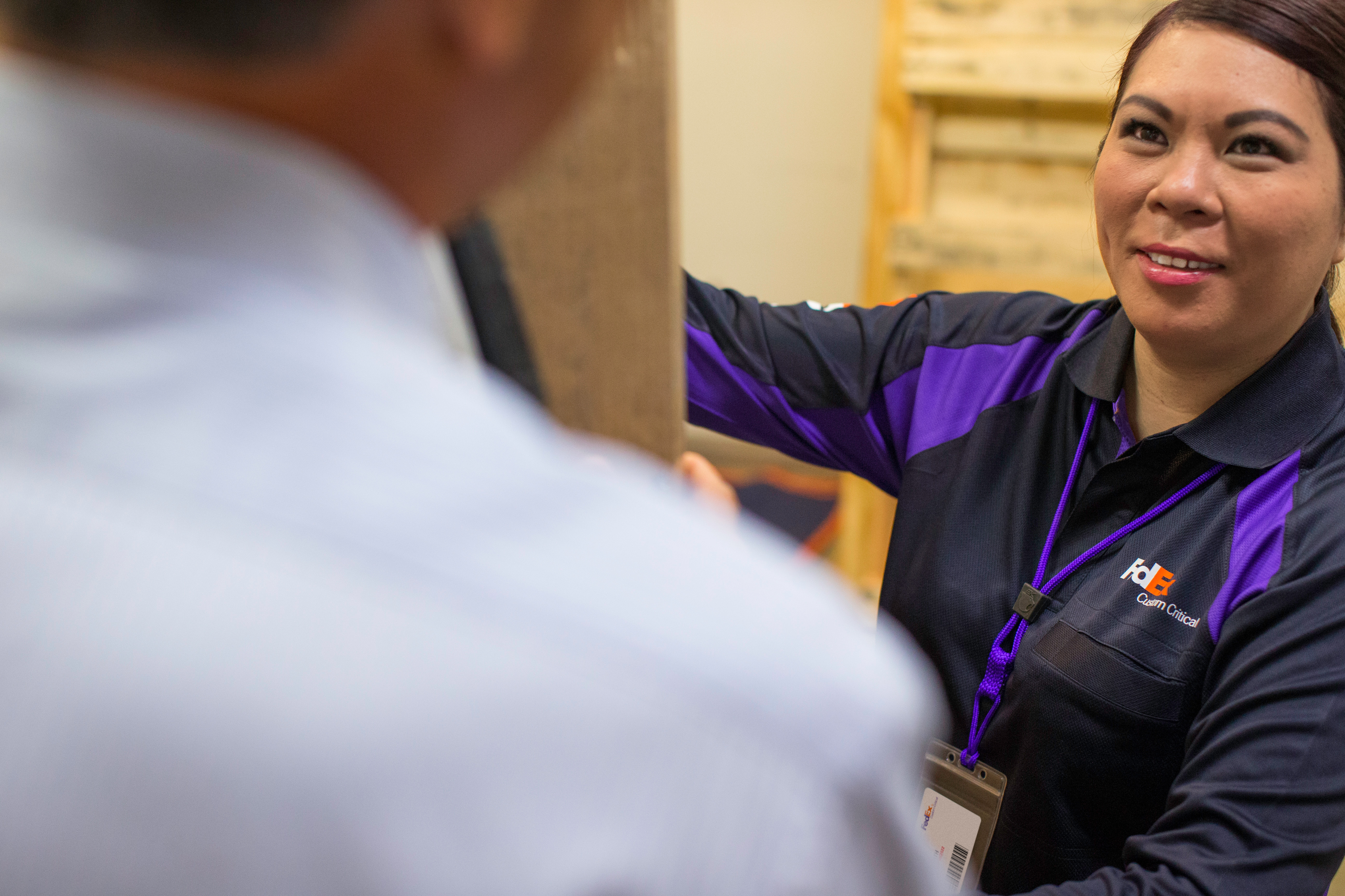 Empleado de FedEx habla con un cliente