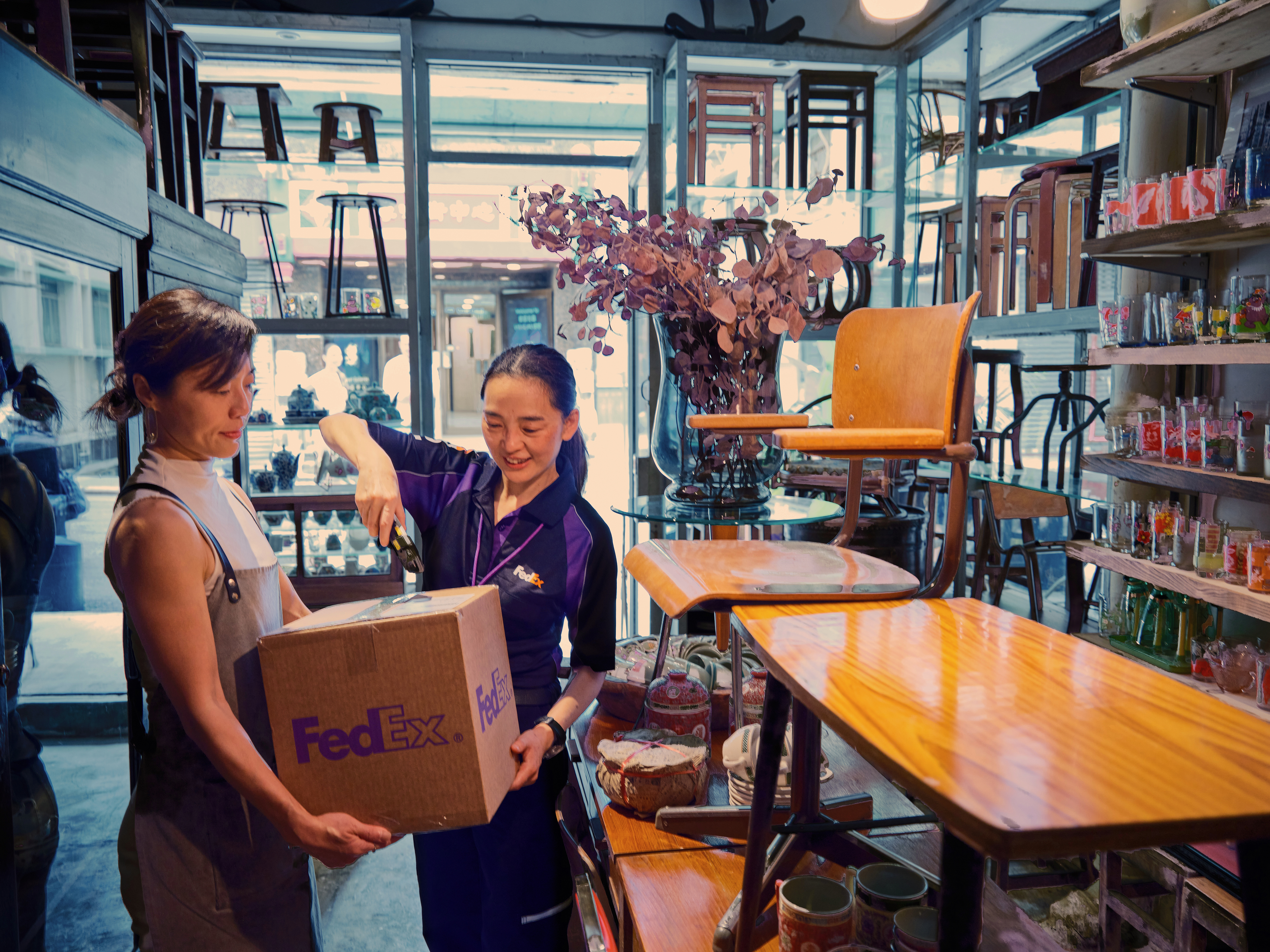 店主和 FedEx 速遞員