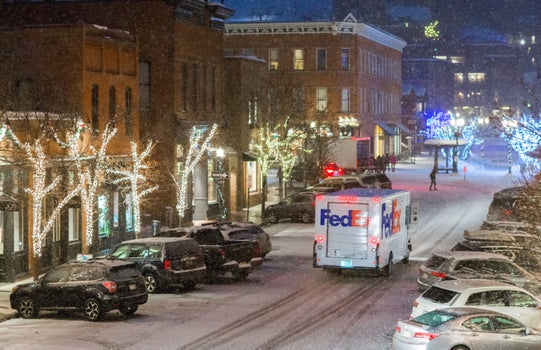 Cadeaux des Fêtes reçus dans des boîtes FedEx