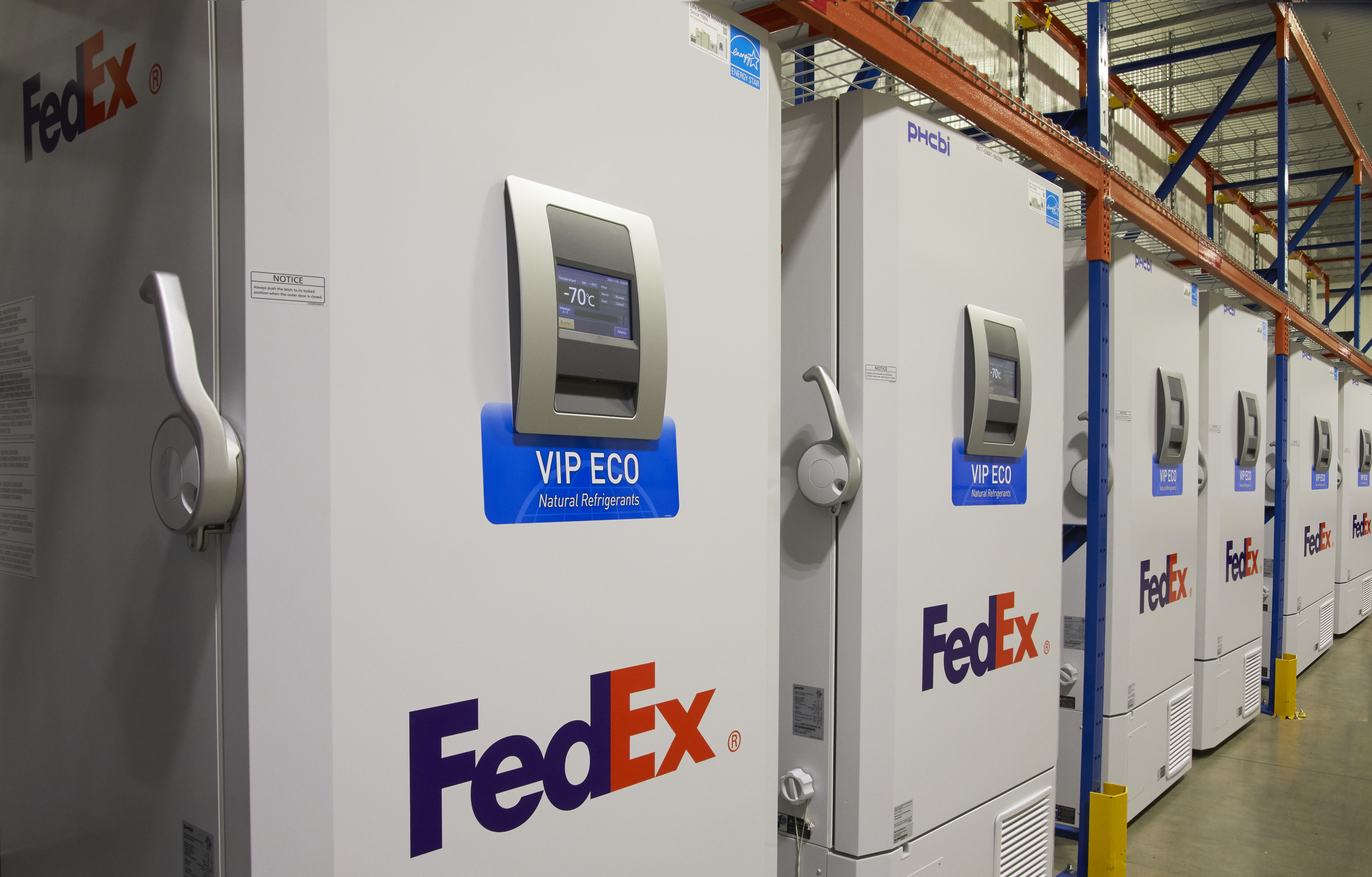 Cacifos de armazenamento frio da FedEx alinhados