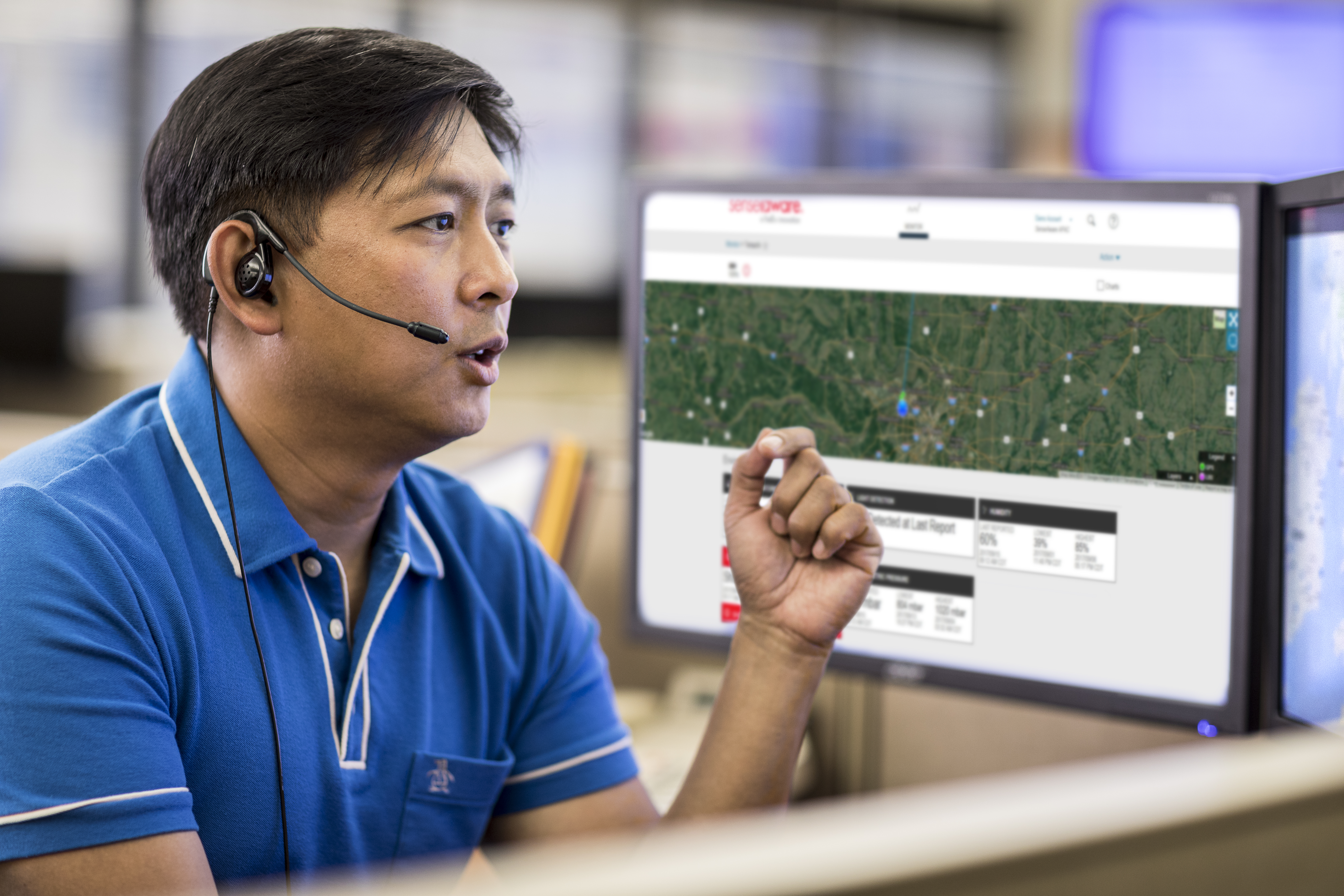 Spécialiste de l’aérospatiale en train de discuter