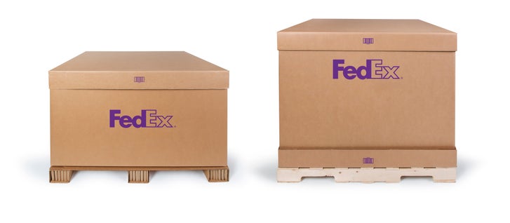 Imágenes de dos cajas de envíos de FedEx Freight sobre paletas