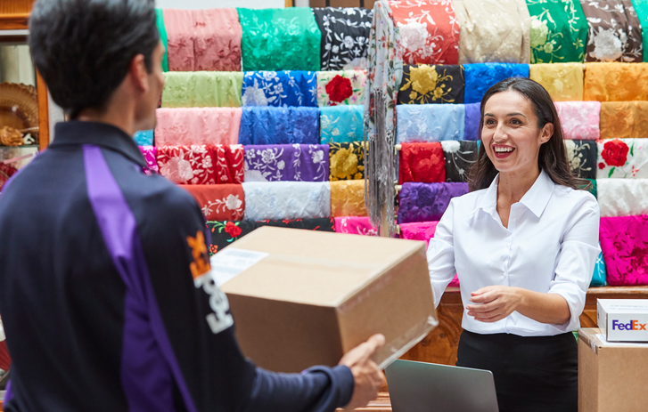 Messager FedEx livrant des colis