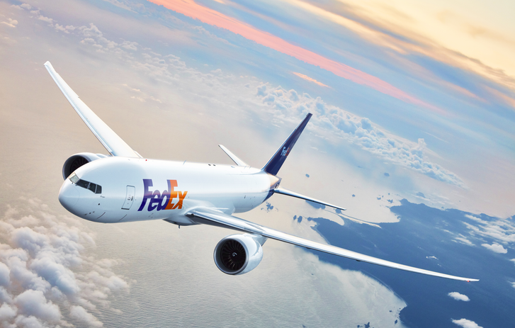 FedEx Flugzeug fliegt über ein Gewässer, weg vom Land