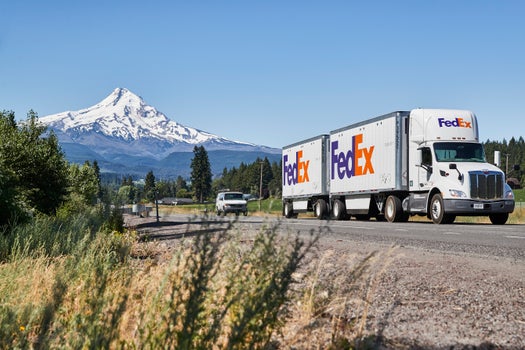 Camion de fret FedEx sur l'autoroute