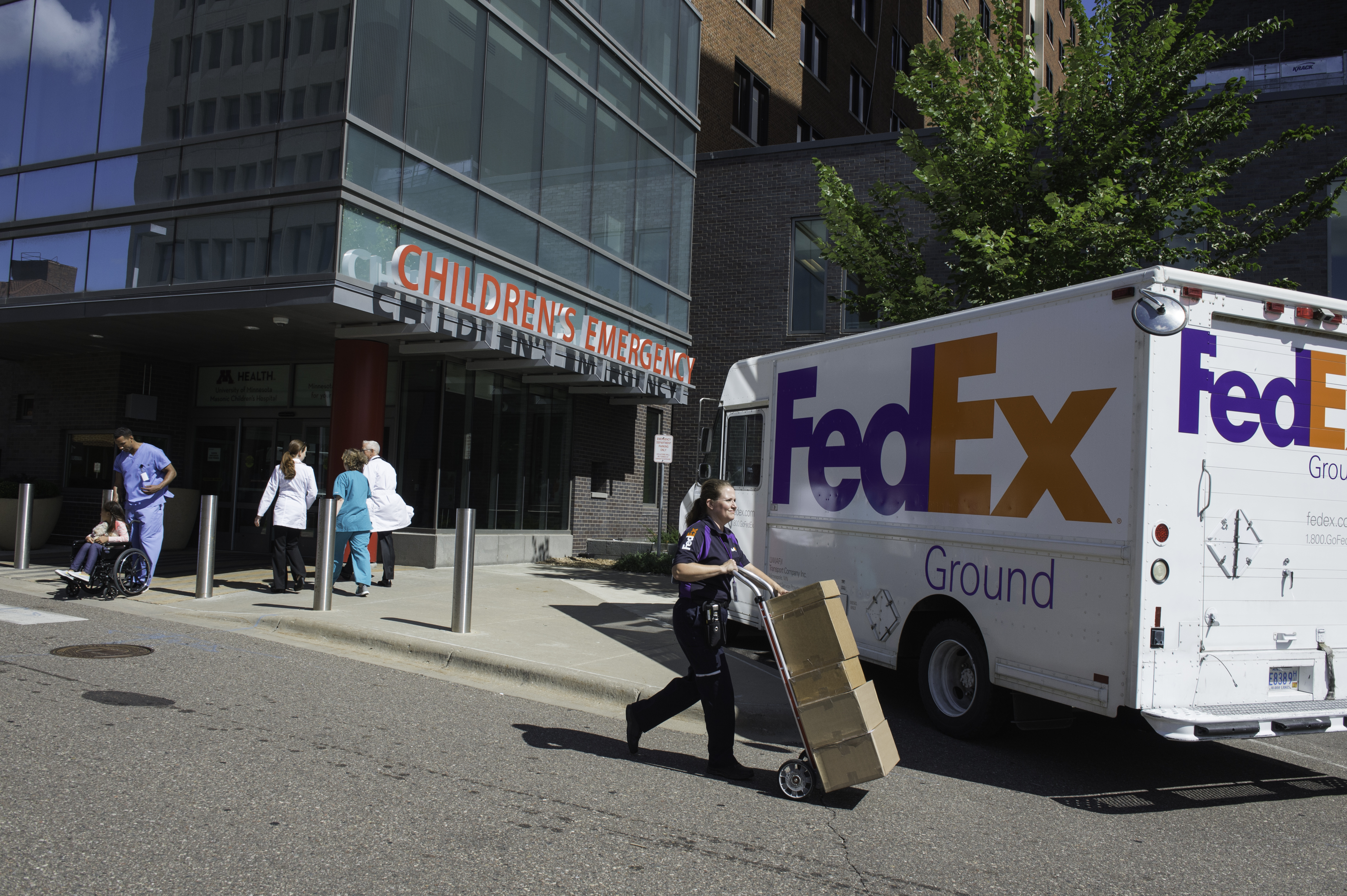 Courier delivering hazardous materials to a hospital 