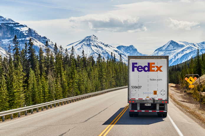 Furgone FedEx su una strada panoramica di montagna