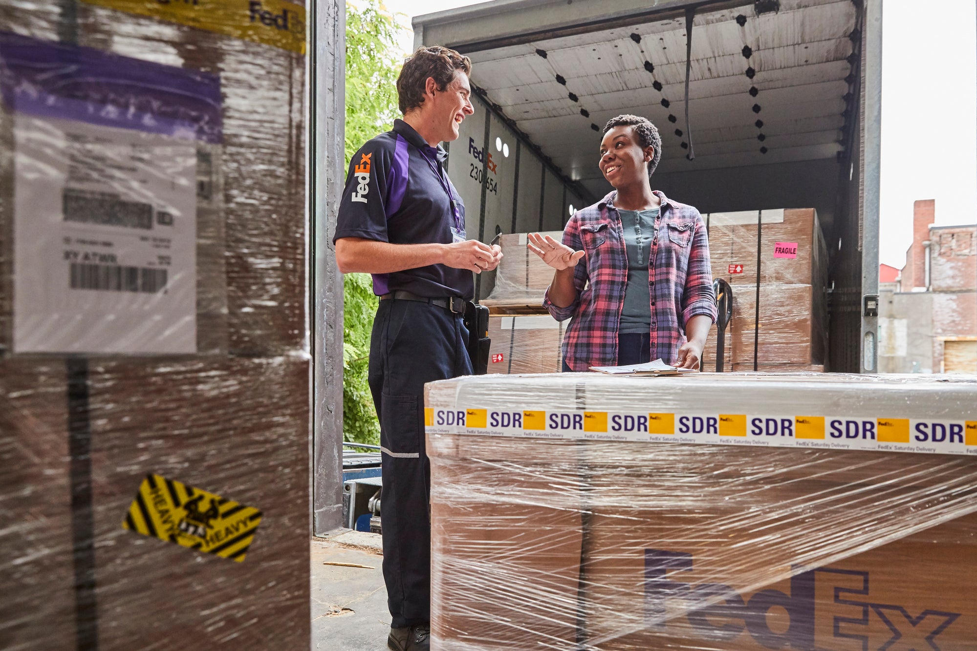 Dipendente FedEx e cliente che ridono