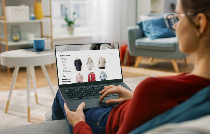 Femme en train de faire du shopping sur un ordinateur portable