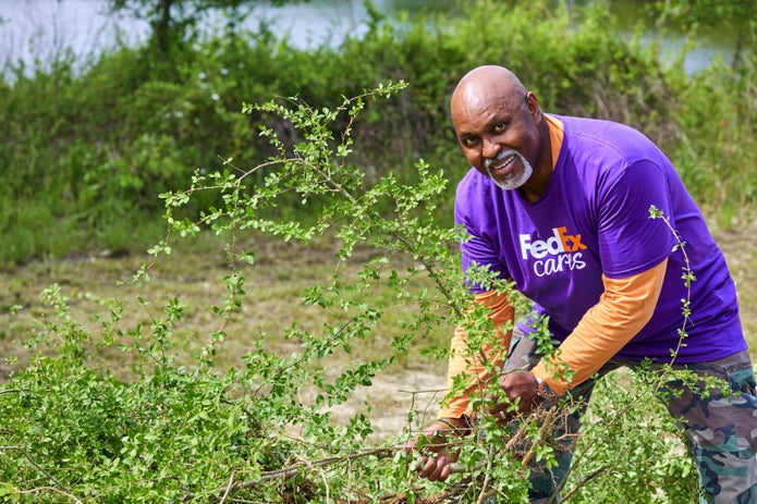 Empleado de FedEx participando como voluntario en el evento FedEx Cares