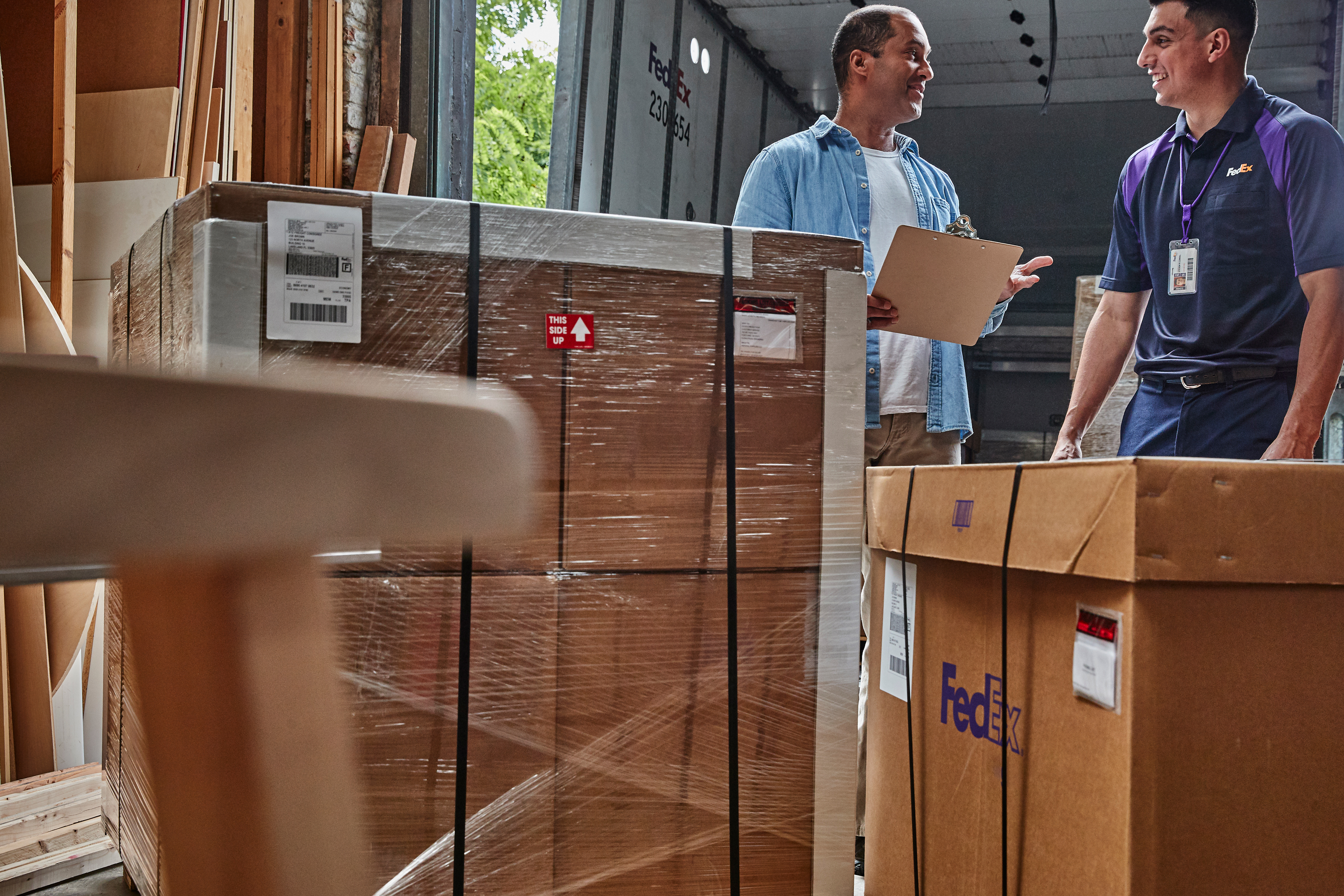 FedEx-medarbejder taler med kunde
