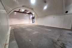 An empty arch with white lining