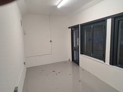 An empty arch with white lining