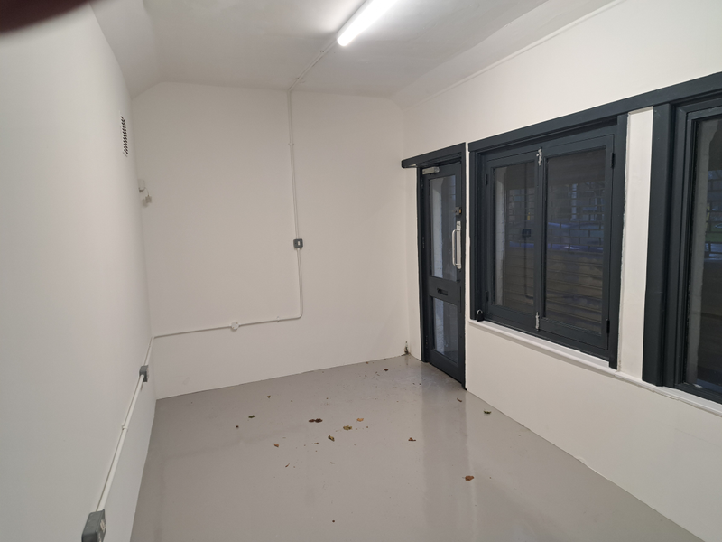 An empty arch with white lining