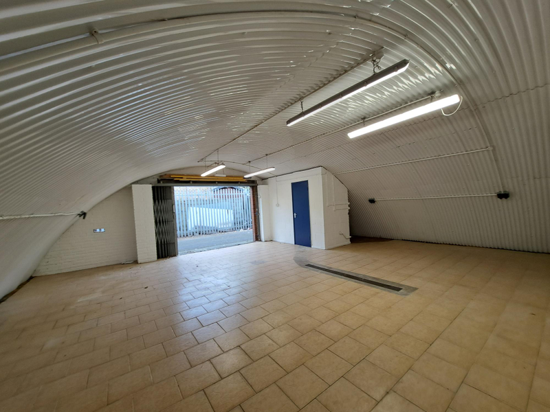 An empty arch with white lining