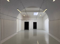 An empty arch with white lining