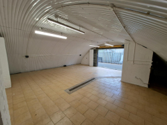 An empty arch with white lining