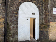 Rear access of an arch