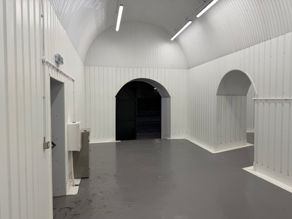 An empty arch with white lining