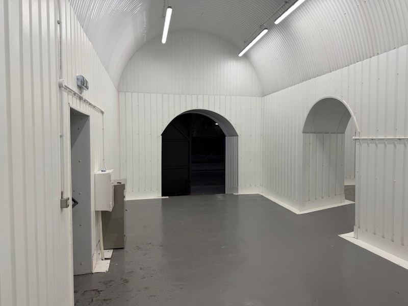 An empty arch with white lining