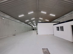 An empty arch with white lining and a WC cubicle to the front.