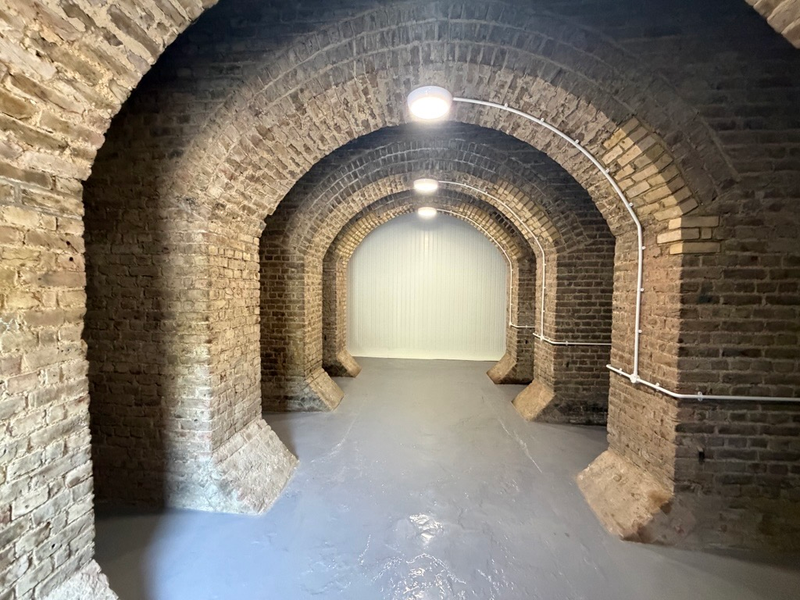 An empty arch with white lining