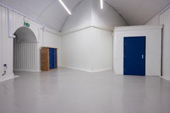 An empty arch with white lining