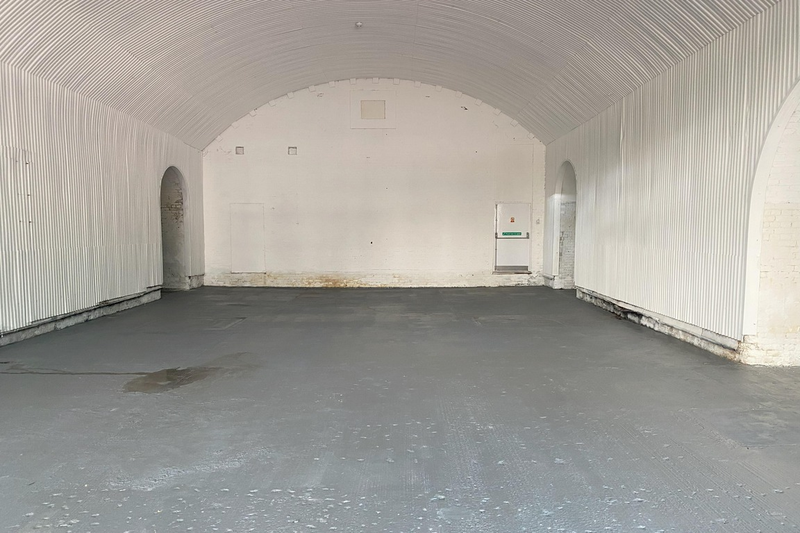 An empty arch with white lining