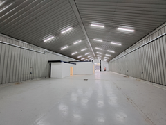 An empty arch with white lining and a WC cubicle to the front.