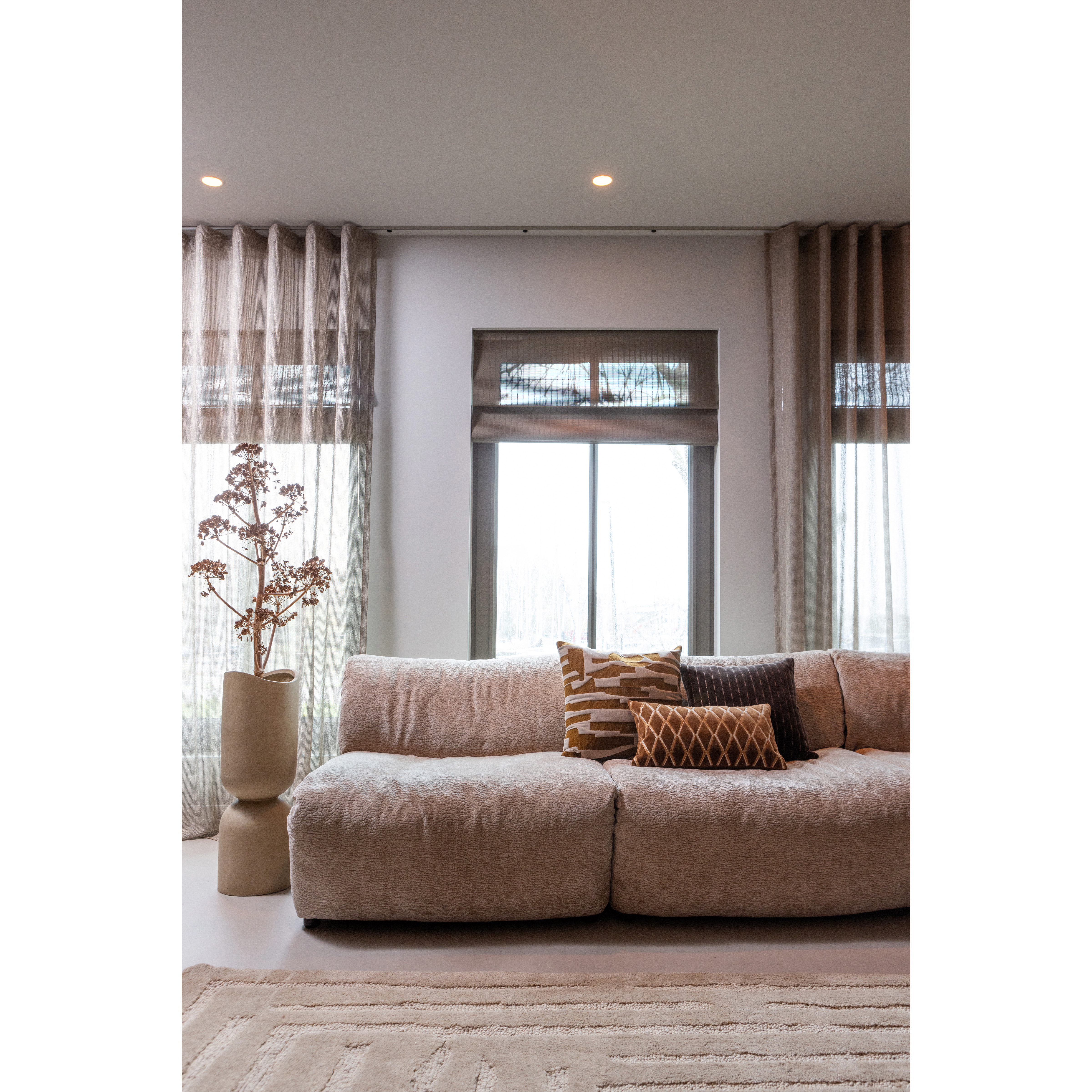 377520-SA-375048-Z-377513-B-375056-B-02_SF_WE_Baggy_1-zits_3D_chenille_zand_Alicia_vloerkleed_Isai_kussens_bruin_Mosi_vaas.jpg?auto=webp&format=png&width=1500&height=1500