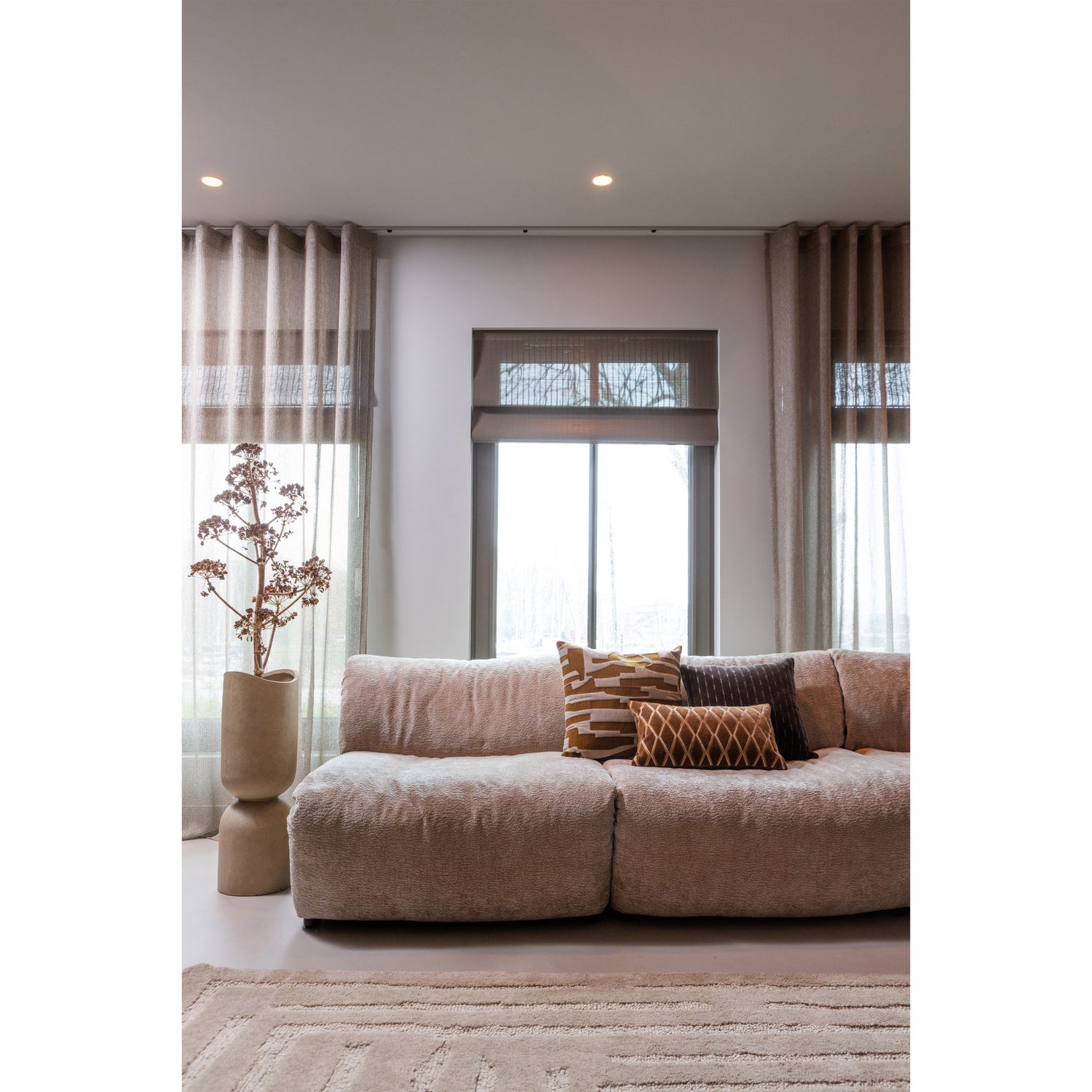 377520-SA-375048-Z-377513-B-375056-B-02_SF_WE_Baggy_1-zits_3D_chenille_zand_Alicia_vloerkleed_Isai_kussens_bruin_Mosi_vaas.jpg?auto=webp&format=png&width=1500&height=1500