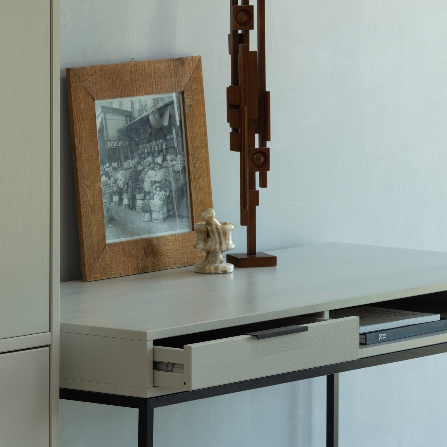 373898-D-01_SF_ES_Nore_bureau_grenen_dust_vierkant_detail.png?auto=webp&format=png&width=1500&height=1500